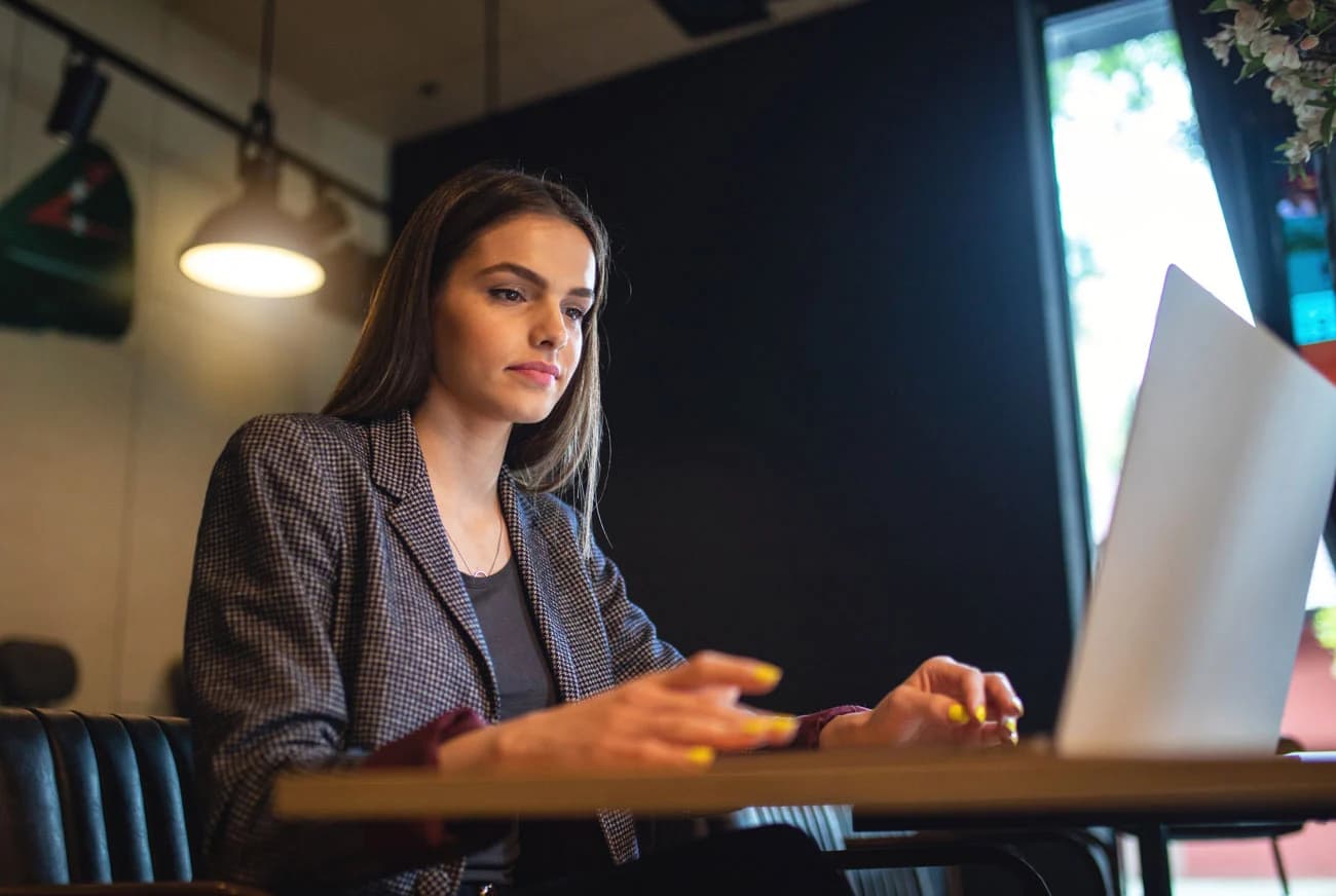 Personne sur l'ordinateur Hubtimize | Esalink