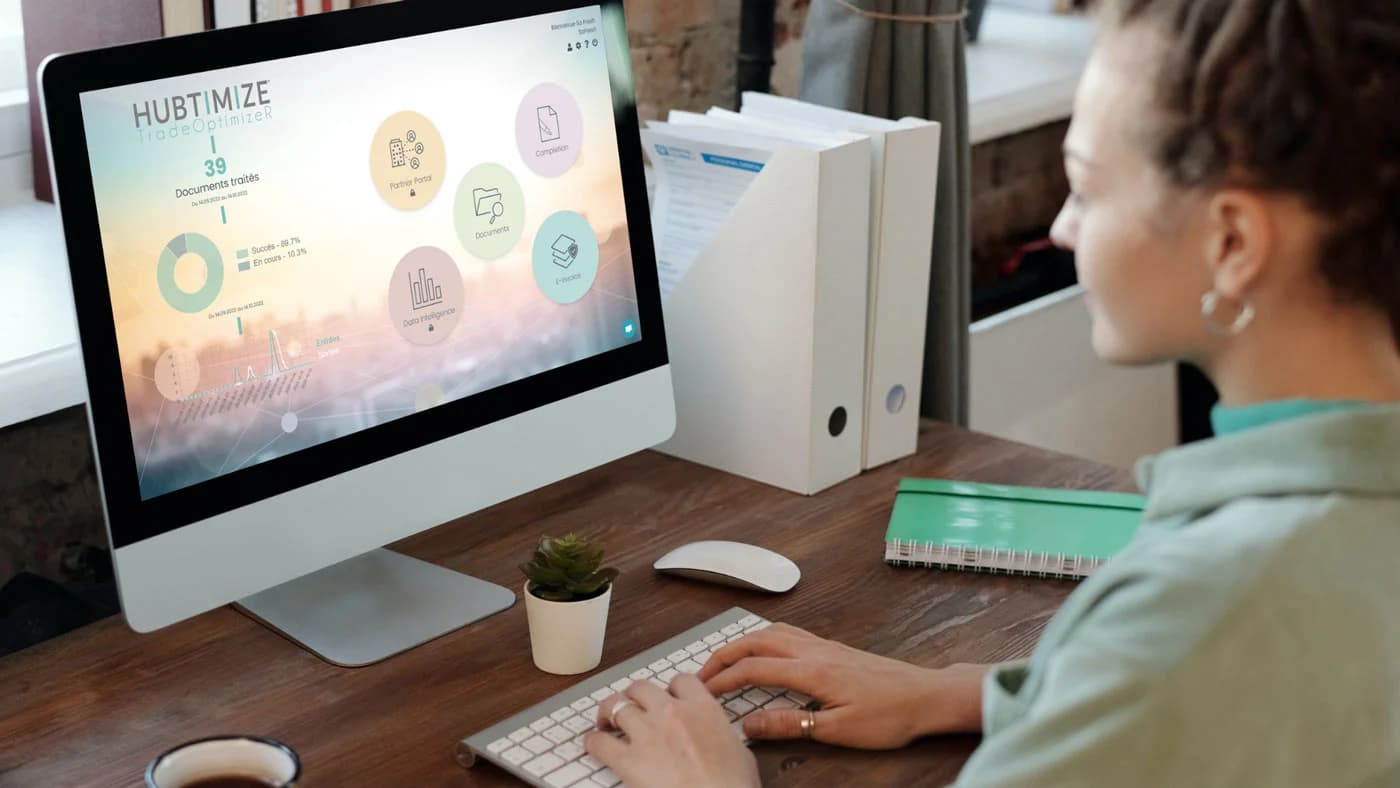 Personne sur l'ordinateur Hubtimize | Esalink